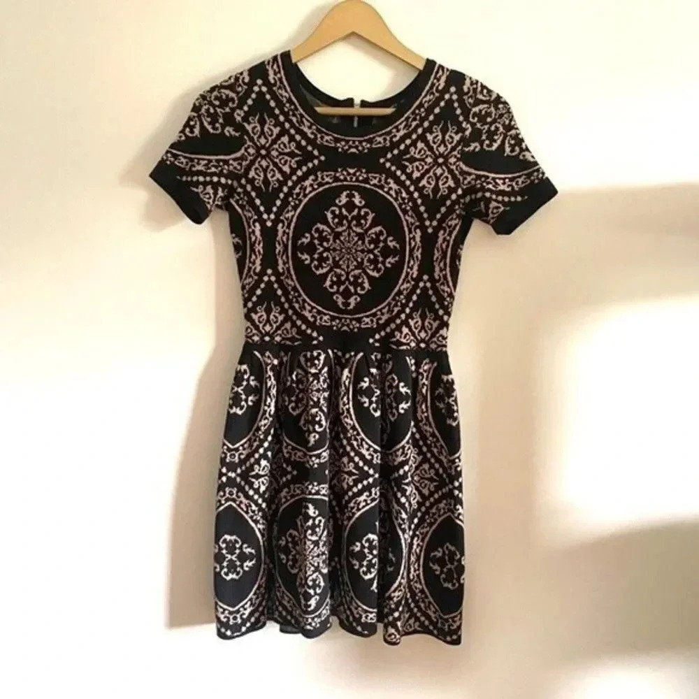 Romeo + Juliet Couture Sweater Dress - Picture 2 of 11